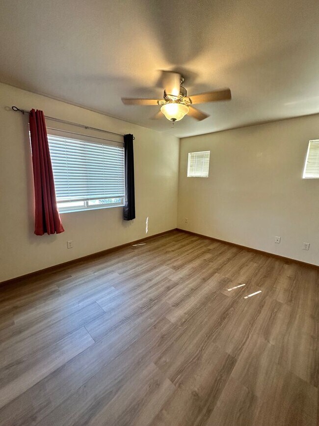 Building Photo - Lovely 2 bedroom 1.5 bath condo
