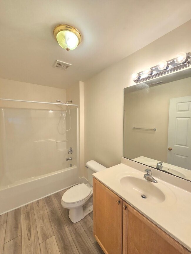 Building Photo - Trolley Path - MOVE IN SPECIAL - $500 OFF FIRST MONTH'S RENT - Minutes to Downtown WILM, Novant M...