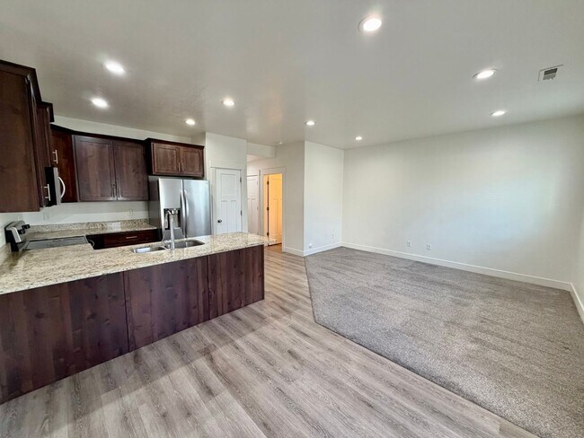Building Photo - 428 1625 N