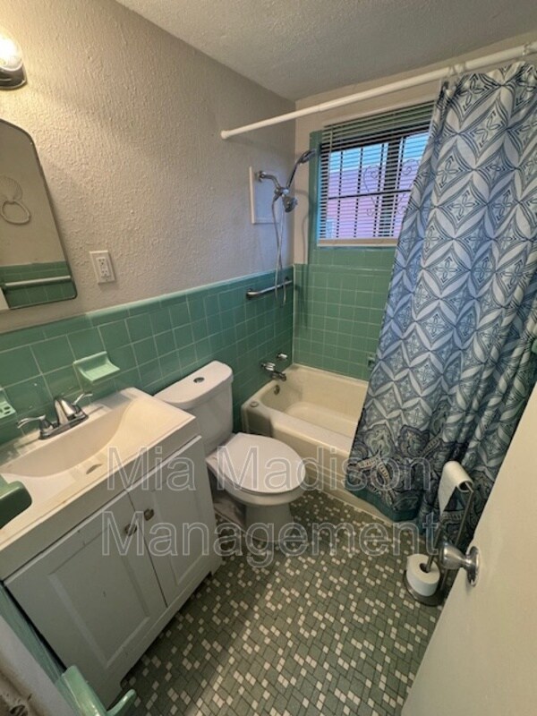 Building Photo - 1026 W 41st St