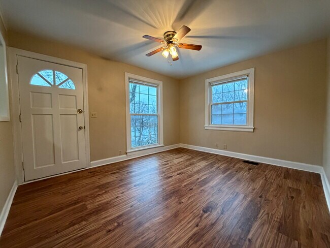 Building Photo - Now Ready: 2BR, 1BA duplex (Do not apply without speaking with us first.)