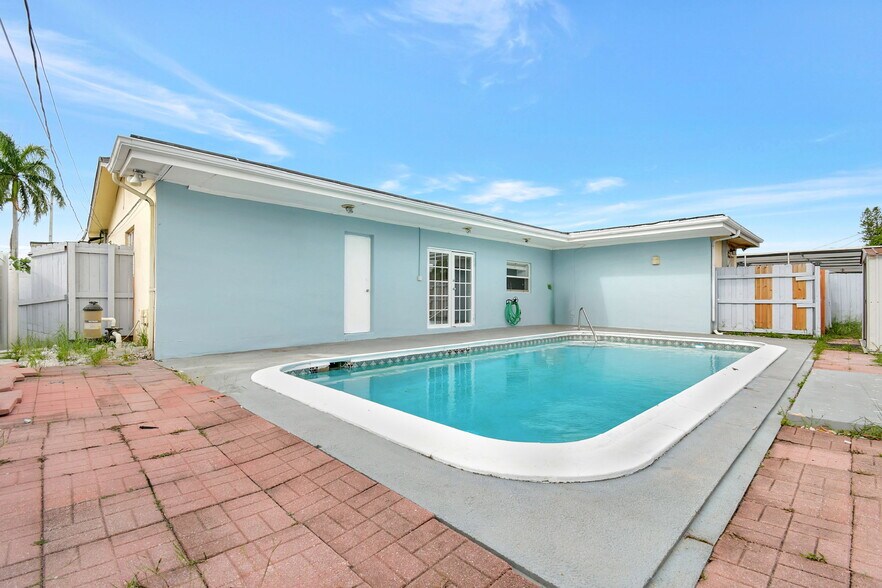 Building Photo - 8960 Sunset Strip