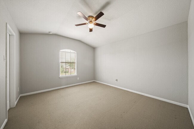 Building Photo - 25959 Ravenside Dr
