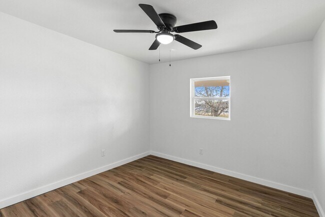 Building Photo - 3 Bedroom 1 Bath Remodeled Home