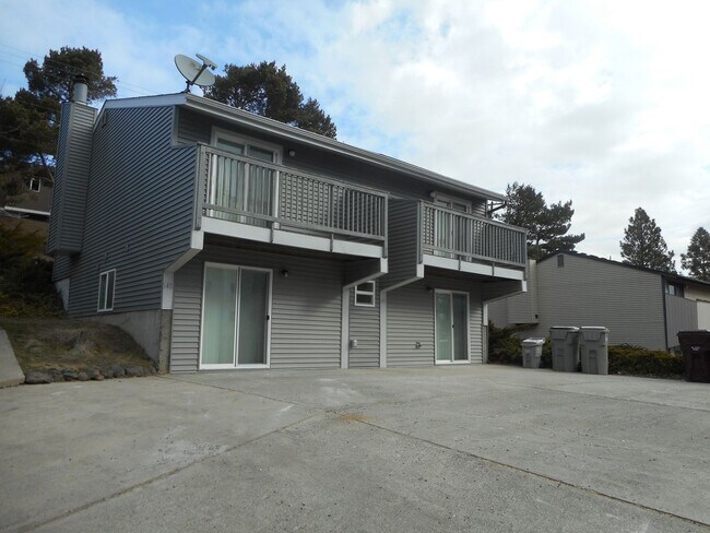 Building Photo - Larry Duplex