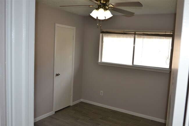Building Photo - 21327 Park Run Dr
