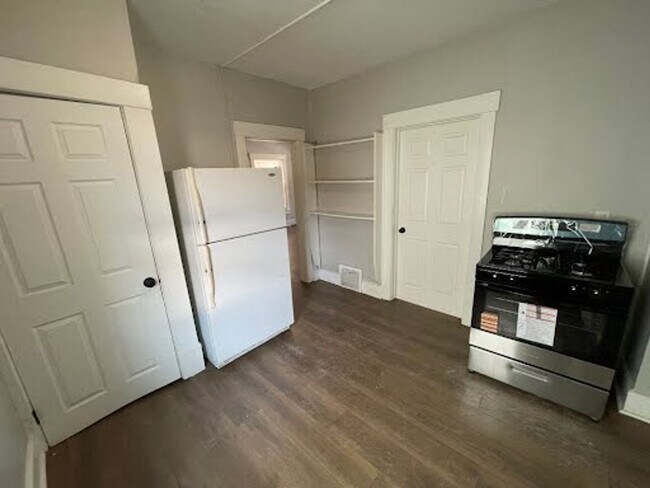 Building Photo - 530 Rosemont Ct NW