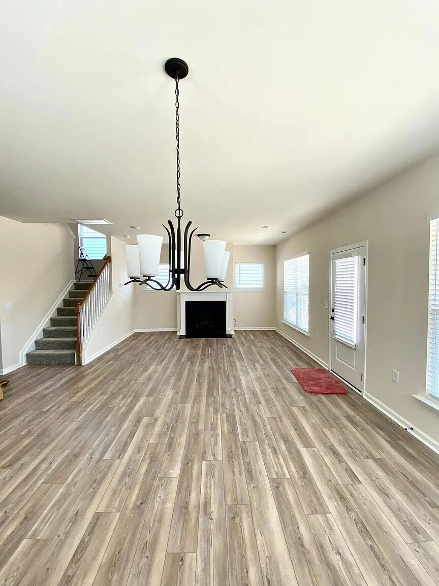 Building Photo - Room in House on Hedge Maple Dr