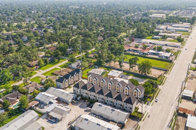 Building Photo - 5217 Pine Tree Dr