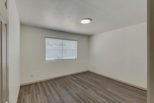 Building Photo - South Scottsdale - Two Bedroom with $0 Move in Special!