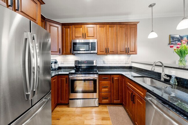 Building Photo - 695 E 8th St