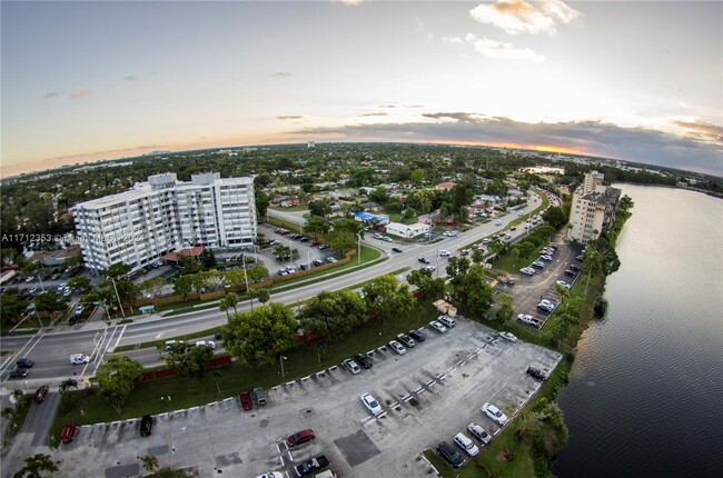 Building Photo - 1301 NE Miami Gardens Dr