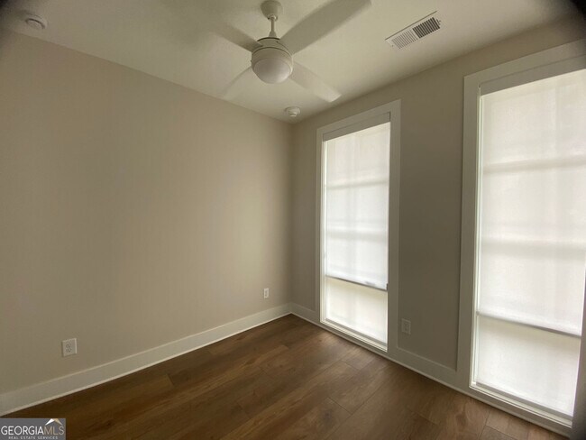 Building Photo - 1295 Longreen Ter NW