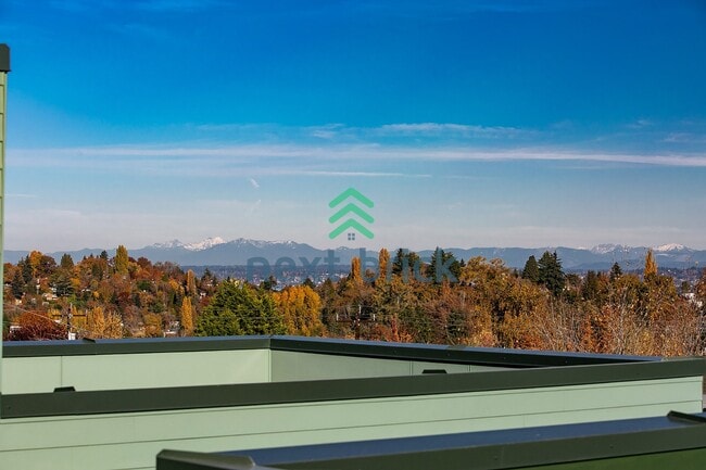 Building Photo - "Modern 3 Bed, 2.5 Bath Central District Residence with Garage"