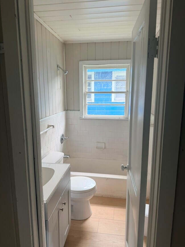 Building Photo - 466 Bayshore Duplex Unit A