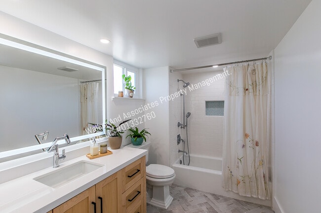 Building Photo - 1062 Foxenwood Dr