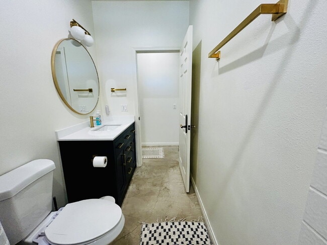 Building Photo - Gorgeous, renovated home on 2 acres in quiet neighborhood.