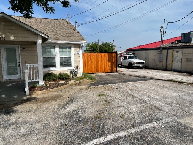 Building Photo - 1811 Bolivar St