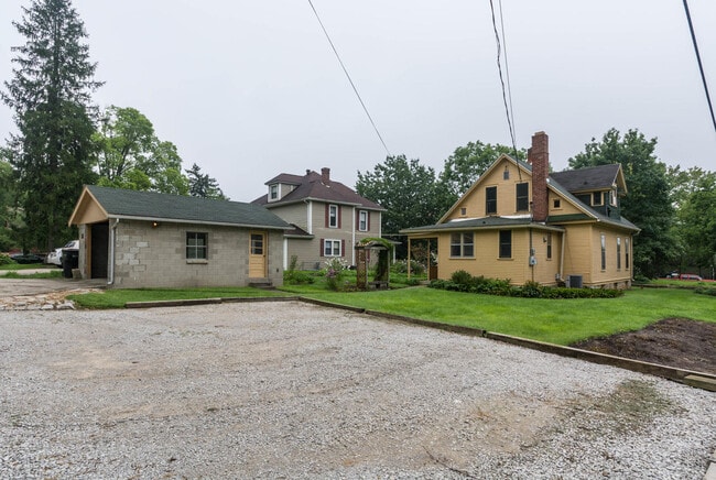Private parking for 4, includes carport - 715 E 10th St