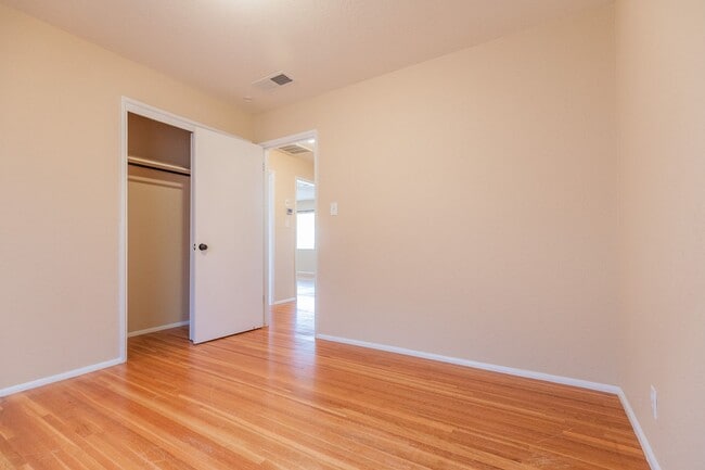 Building Photo - Bright & Inviting 3 Bed 1 Bath Home - Featuring Large Backyard!