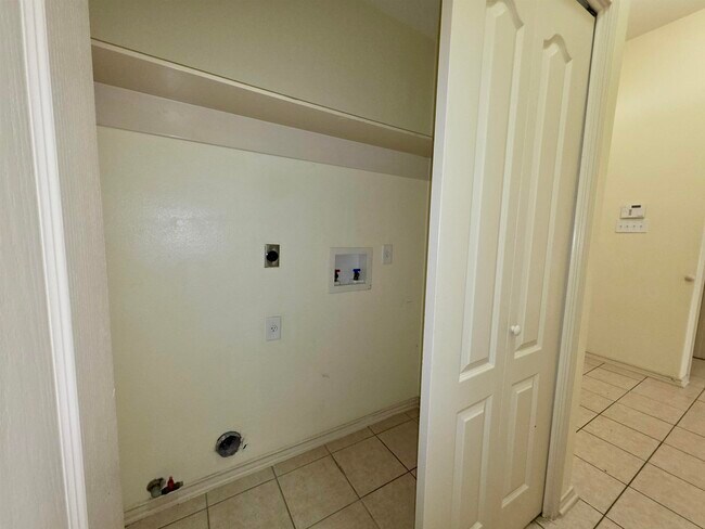 Building Photo - 615 John Adams Rd