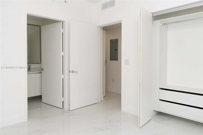 Building Photo - 700 NE 24th St