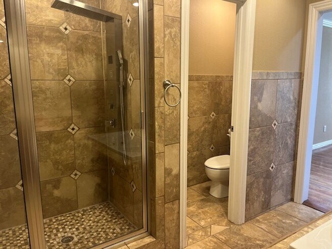 Building Photo - Bentonville 4 bedroom 3 car garage home ne...