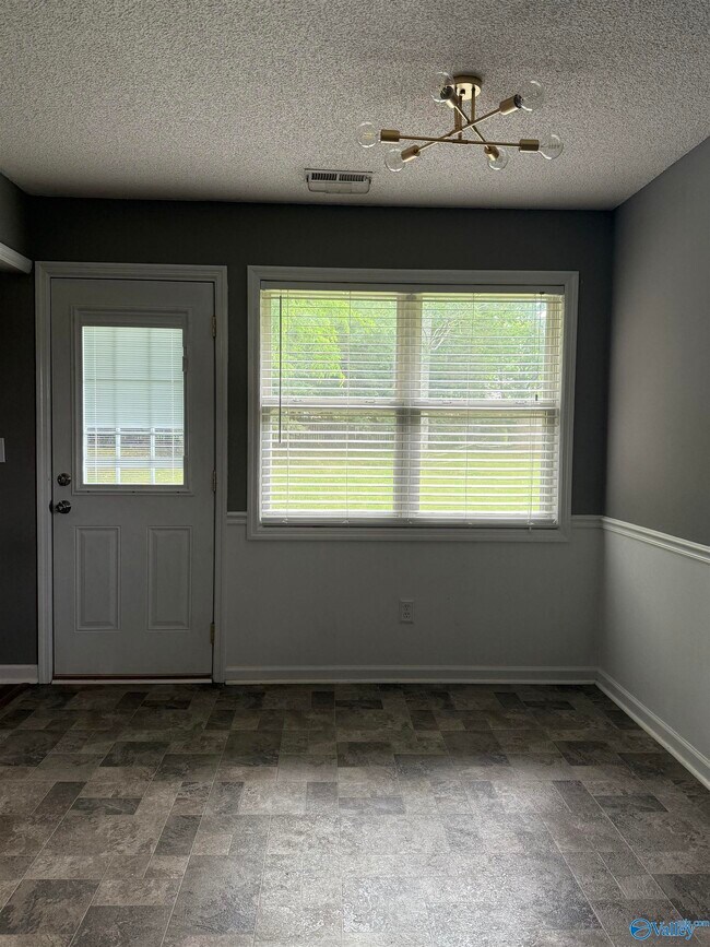 Building Photo - 115 Populus Dr