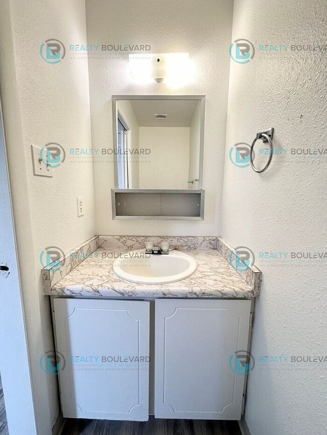 Building Photo - Charming 2-Bedroom, 1.5-Bathroom Condo in Reno!