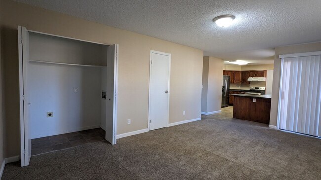 Building Photo - SPACIOUS TWO STORY 3 BED/2.5 BATH WITH FENCED BACKYARD IN CUL-DE-SAC!