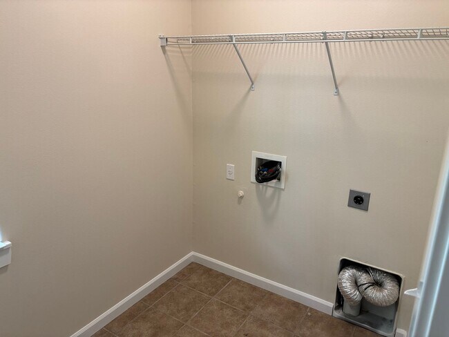 Building Photo - Newly updated home in SW Bend with large b...