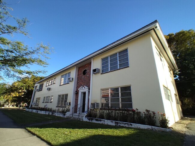 Interior Photo - 1000 E Ponce De Leon Blvd