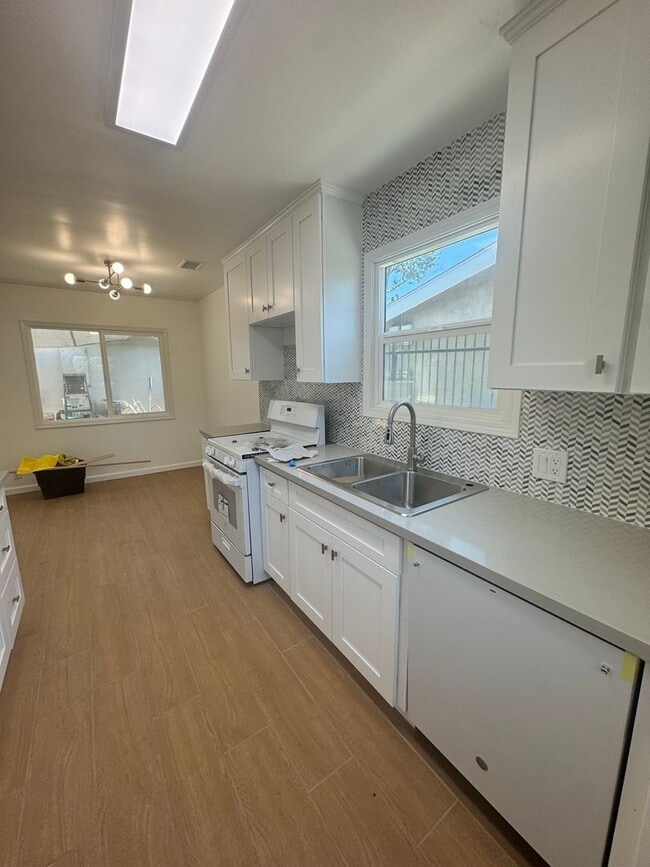 Building Photo - Saticoy 14937/Tung