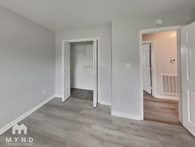 Building Photo - 215 Sunrise Dr