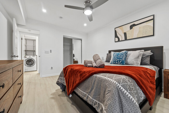 Bedroom features a Queen sized bed - 3091 Colonial Way