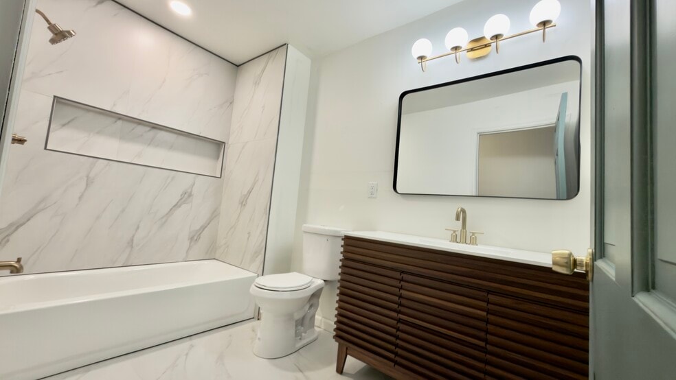 Building Photo - 3413 Montlake Dr