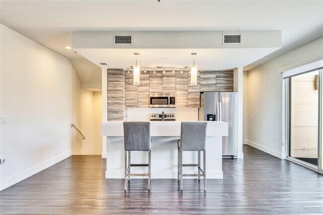 Building Photo - 604 N Bluff Dr