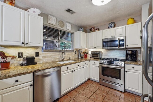 Building Photo - 1160 Primrose Dr
