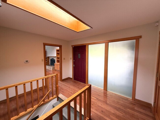 Building Photo - SPACIOUS  FOUR BED / THREE BATH SAN RAFAEL...