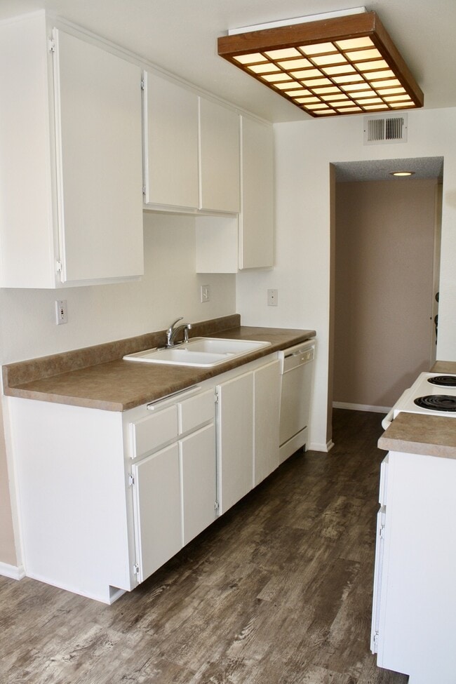 Building Photo - Large 2 Bedroom 2 Bath Condo with 1 Parking Space!