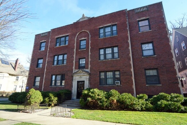 Building Photo - 911 Maple Ave