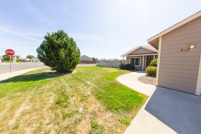 Building Photo - Open Floor Plan Home with Large Fenced Yard