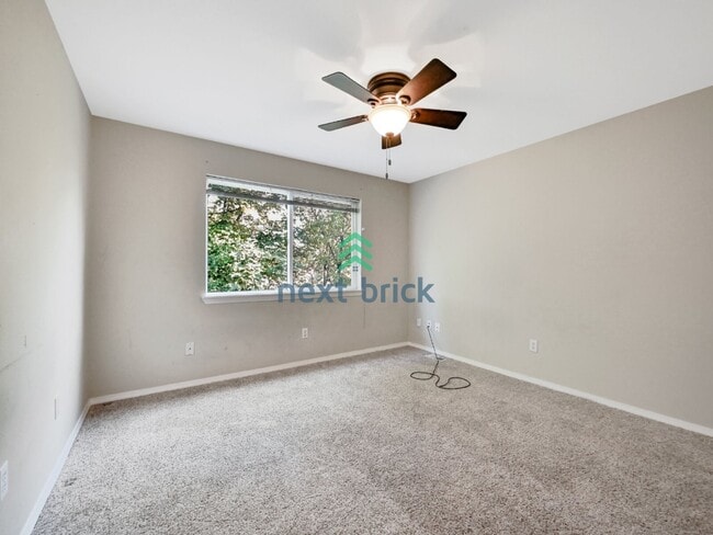 Building Photo - Spacious 3 Bedroom 2.5 Bath Highland Park Home.