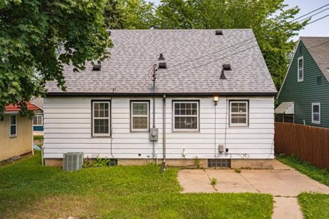 Building Photo - Charming 4bd. Tons of storage and 2 car garage!