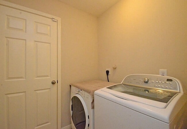 Building Photo - 15834 Sarasam Creek Ct