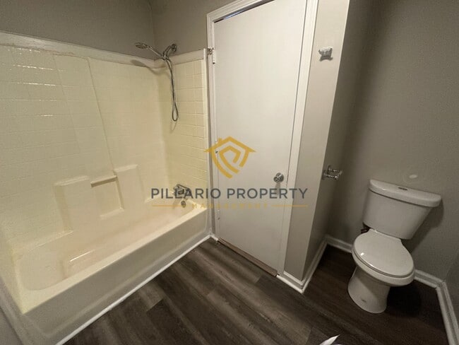 Building Photo - $500 OFF MOVE IN COSTS! MUST SEE UNITS! Close to Bethel Park, Updated 3 Bedroom/1 Bathroom with D...