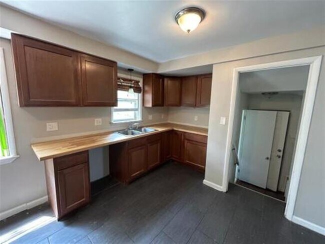 Building Photo - CLEVELAND