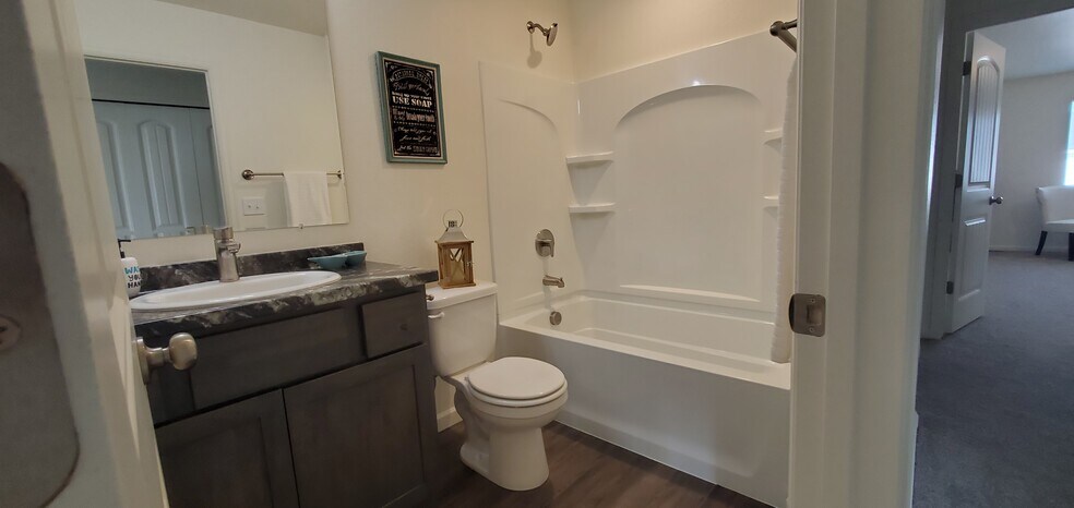 Full bathroom upstairs - 4355 24th Street Rd
