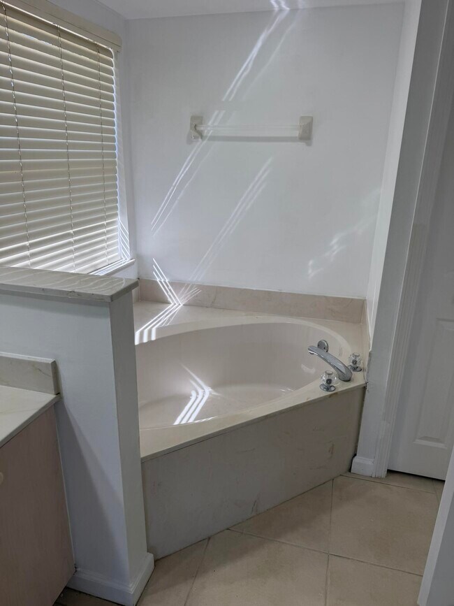 Building Photo - 137 SW Meade Cir