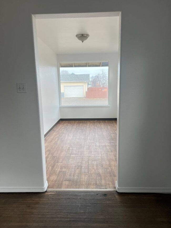 Building Photo - 2 bedrooms with bonus room!